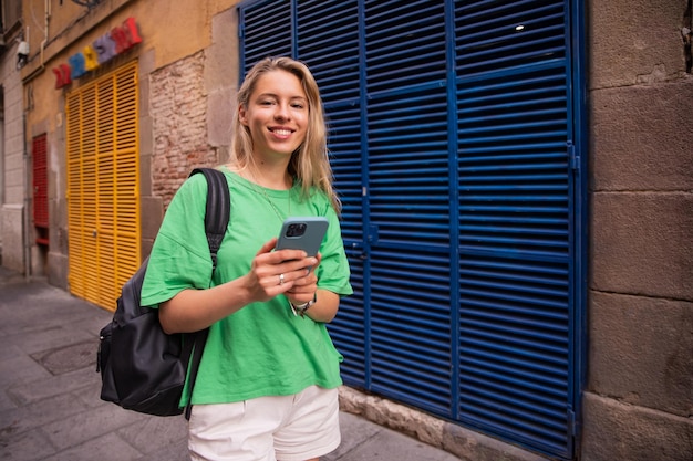 Donna caucasica che sorride alla macchina fotografica sulla strada