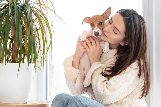 Donna che abbraccia il suo cane carino