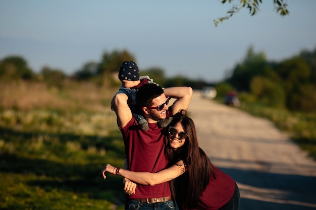 Donna che abbraccia il suo uomo, mentre lui ha il bambino