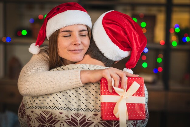 Donna che abbraccia uomo per regalo