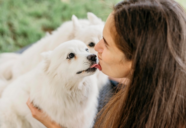 Donna che accarezza i cani adorabili