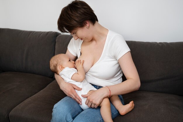Donna che allatta al seno il suo bambino