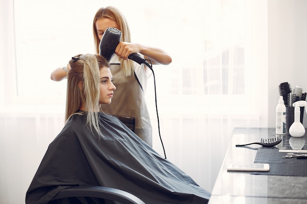 Donna che asciuga capelli in un hairsalon