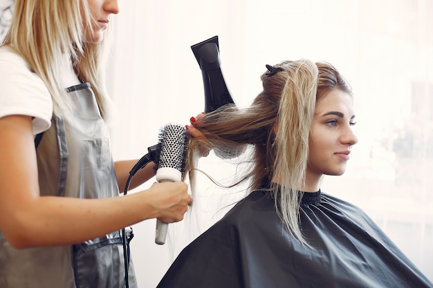 Donna che asciuga capelli in un hairsalon