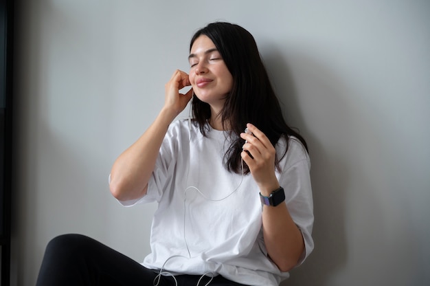 Donna che ascolta musica a casa durante la quarantena