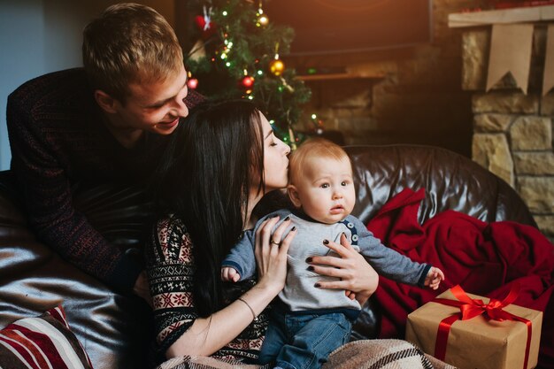 Donna che bacia il suo bambino sulla testa