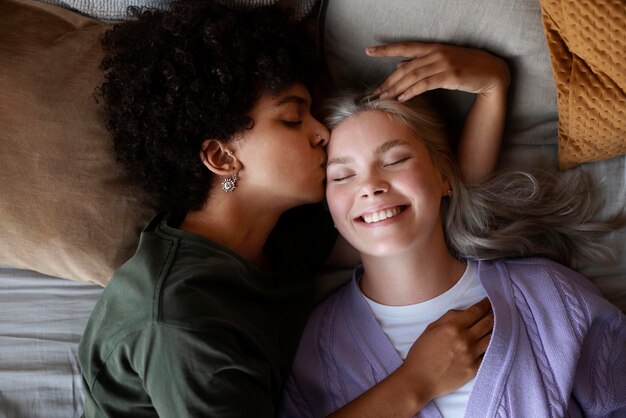 Donna che bacia la sua ragazza sulla guancia