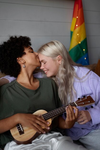 Donna che bacia la sua ragazza sulla guancia