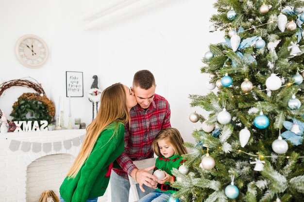 Donna che bacia uomo a Natale