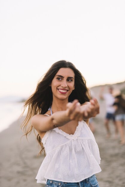 Donna che balla in spiaggia