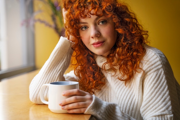 Donna che beve cioccolata calda al caffè