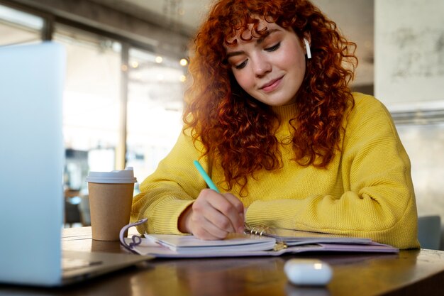 Donna che beve cioccolata calda al caffè