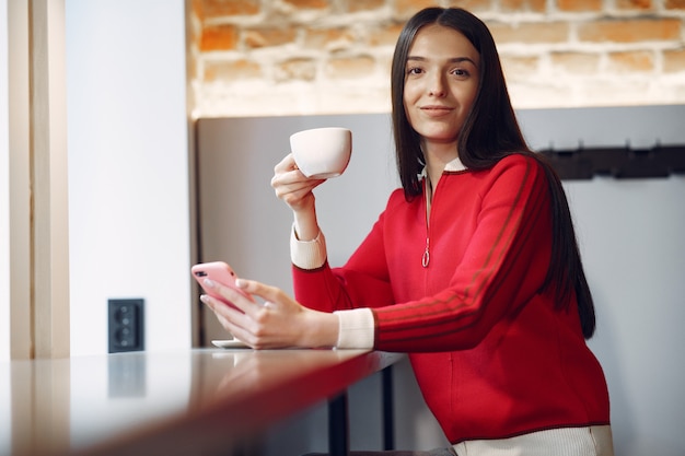 Donna che beve il caffè al mattino al ristorante