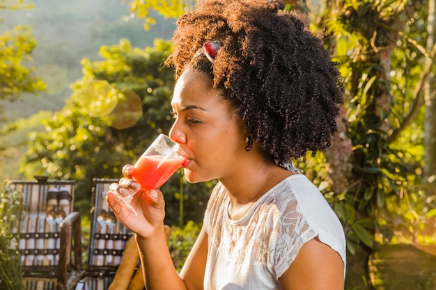 Donna che beve un succo di frutta