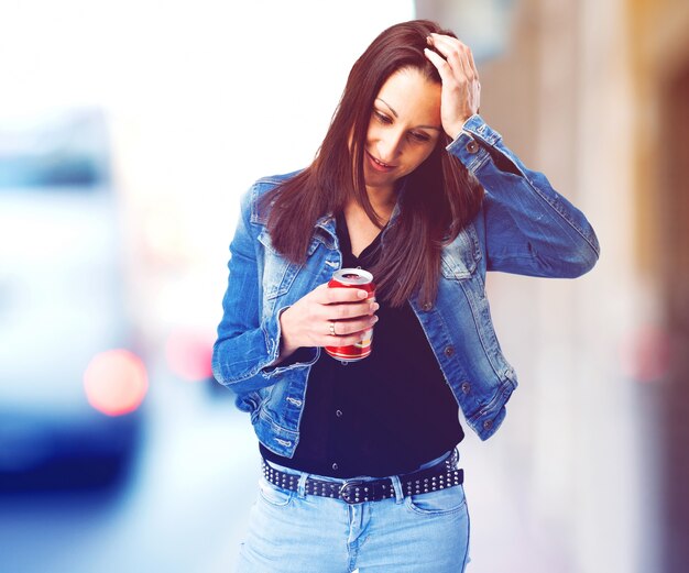 Donna che beve una coca