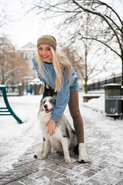 Donna che cammina accompagnata dal suo animale domestico