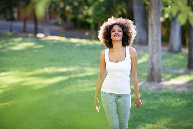 Donna che cammina in un parco