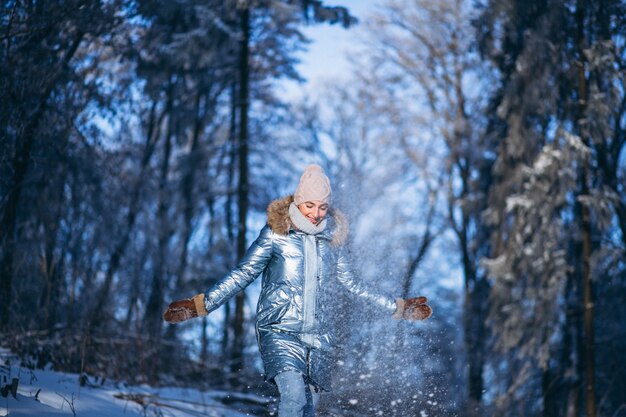 Donna che cammina nel parco invernale