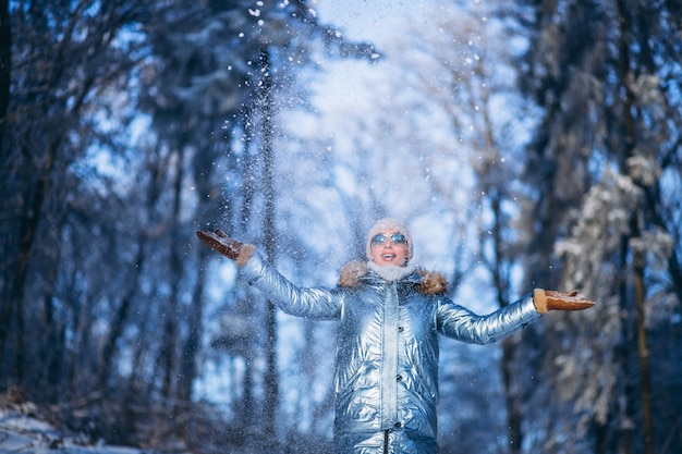 Donna che cammina nel parco invernale