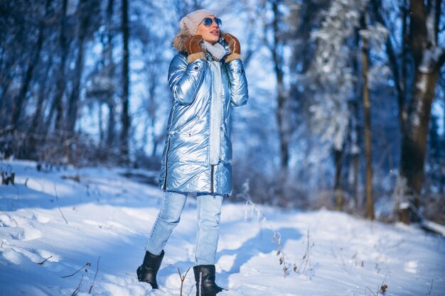 Donna che cammina nel parco invernale