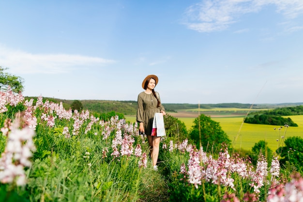 Donna che cammina sul campo con la mappa