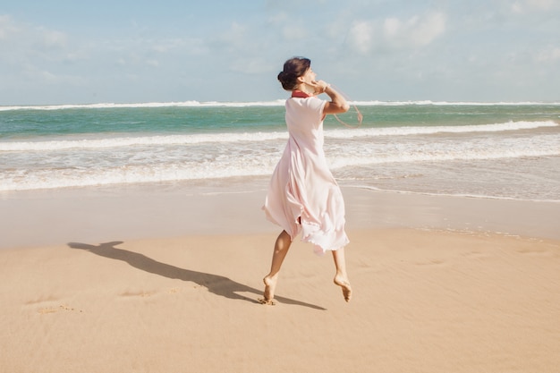 Donna che cammina sulla sabbia della spiaggia