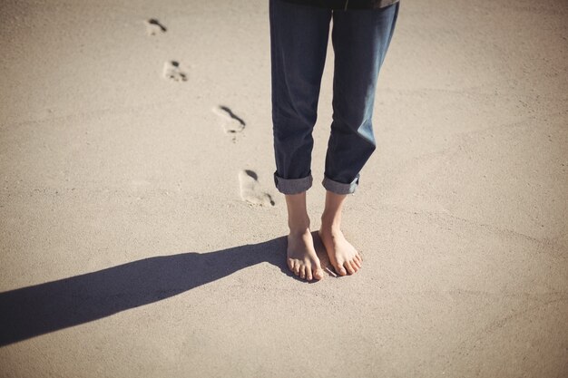 Donna che cammina sulla spiaggia