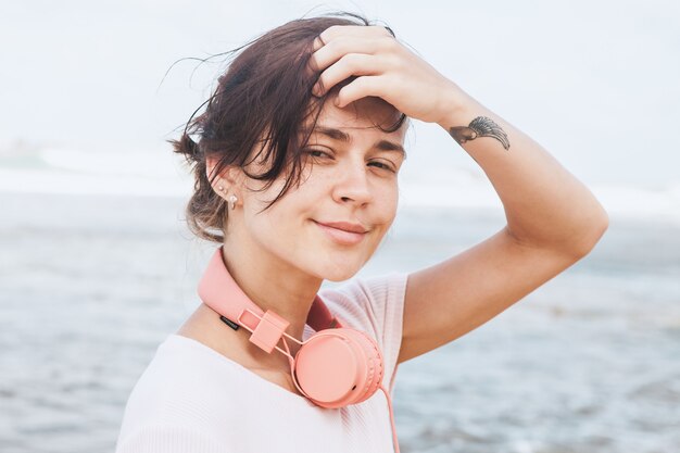 Donna che cammina sulla spiaggia