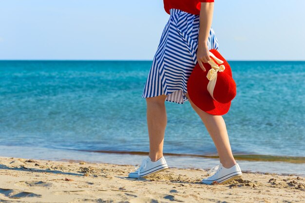 Donna che cammina sulla spiaggia