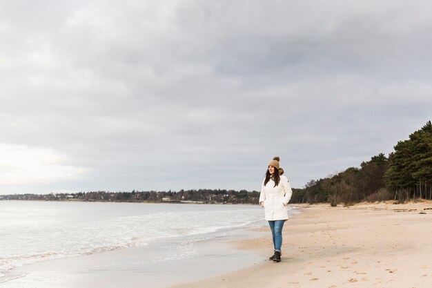 Donna che cammina vicino al mare