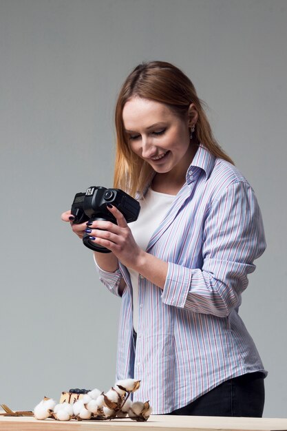 Donna che cattura le foto dell'alimento in studio