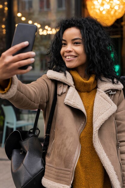 Donna che cattura un selfie con il suo smartphone