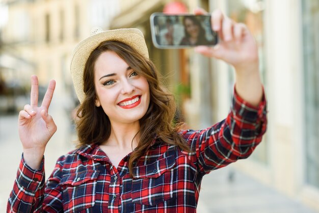 Donna che cattura una selfie