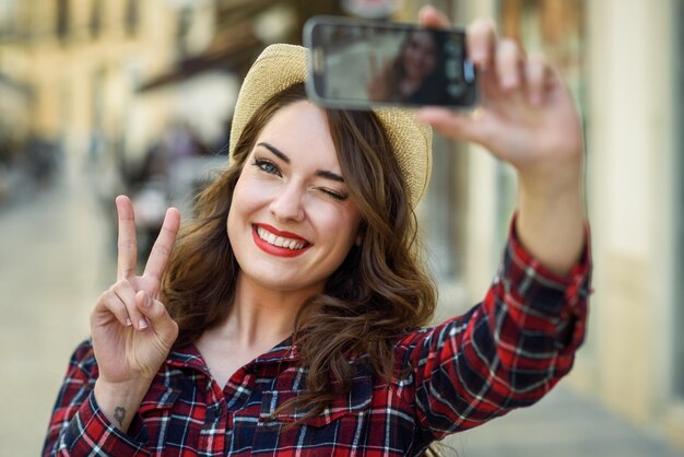 Donna che cattura una selfie