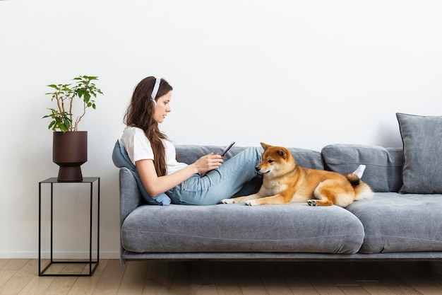 Donna che cerca di concentrarsi accanto al suo cane