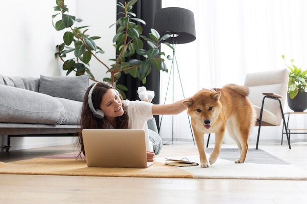 Donna che cerca di lavorare accanto al suo cane