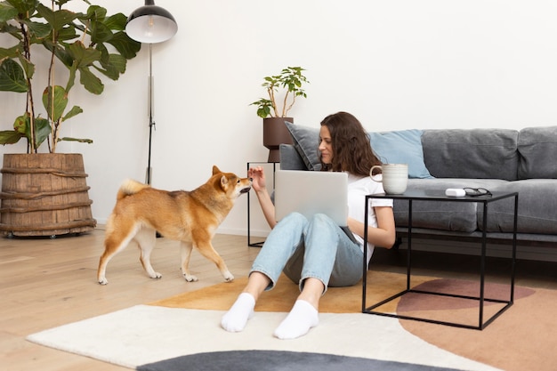 Donna che cerca di lavorare con il suo cane in giro