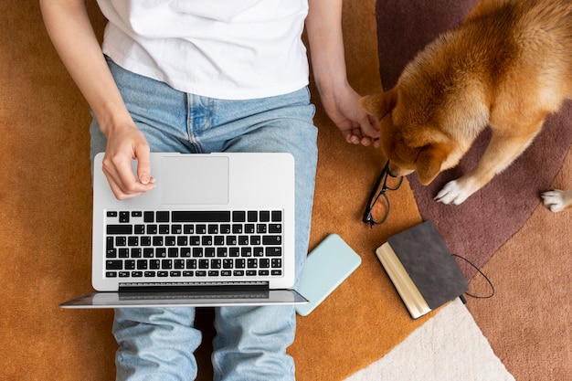 Donna che cerca di lavorare con il suo cane in giro