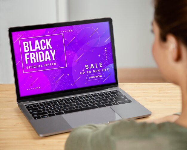 Donna che cerca i saldi del Black Friday sul suo laptop