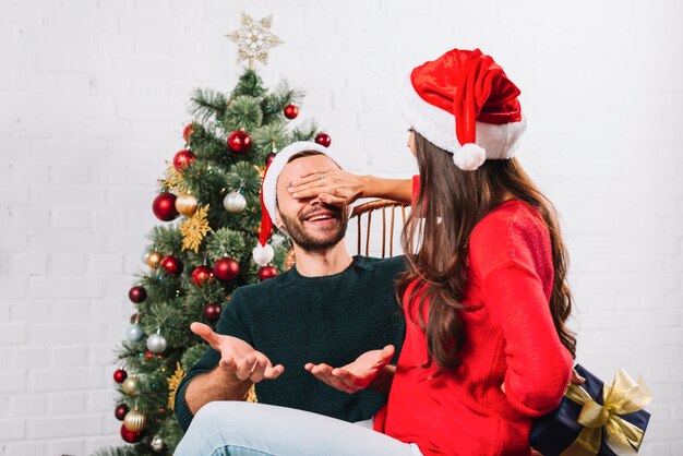 Donna che chiude gli occhi all&#39;uomo a mano