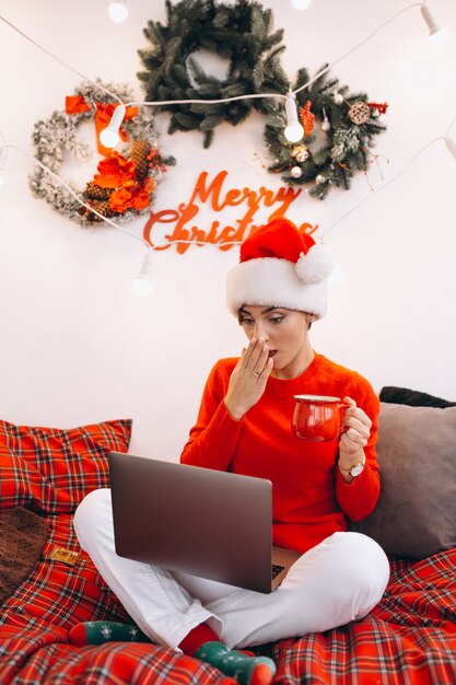 Donna che compera online su natale