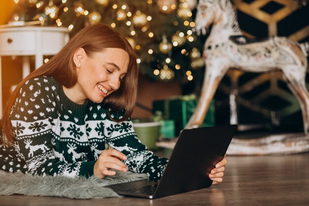 Donna che compera online sulle vendite di Natale