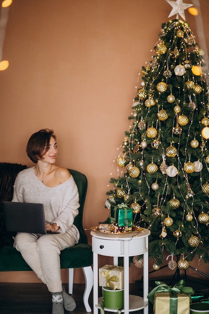 Donna che compera online sulle vendite di natale