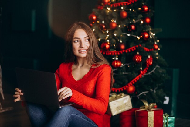 Donna che compera online sulle vendite di natale