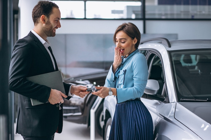 Foto gratuito donna che compra un&#39;auto