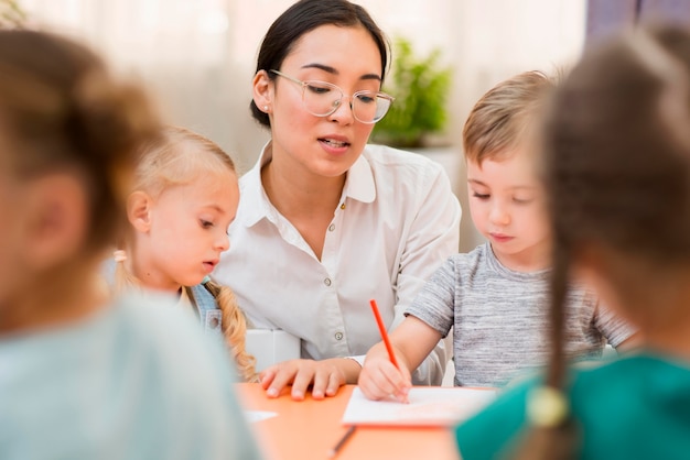 Donna che comunica con i suoi studenti