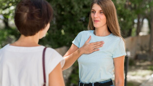 Donna che comunica con un amico utilizzando il linguaggio dei segni