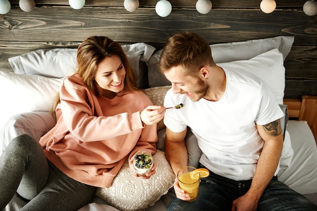 Donna che condivide la colazione con l'uomo