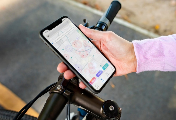 Foto gratuito donna che controlla l'applicazione mobile covid-19