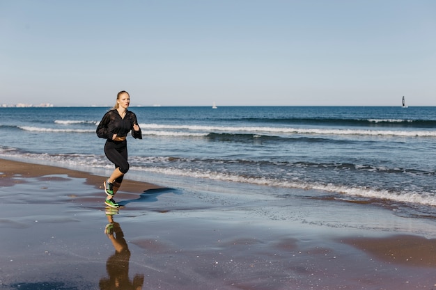 Donna che corre al litorale